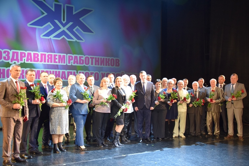 Министр ЖКХ Андрей Хмель накануне профессионального праздника вручил награды лучшим работникам жилищно-коммунального хозяйства
